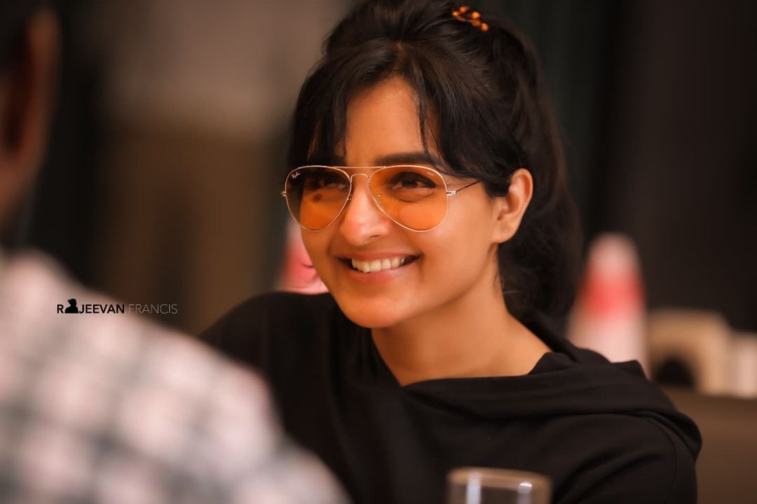 മലയാളികളുടെ എക്കാലത്തേയും ഇഷ്ട നടിമാർ: നേരില്‍ കണ്ടപ്പോള്‍ കെട്ടിപിടിച്ച് പറഞ്ഞത്, വൈറലായി ചിത്രങ്ങള്‍