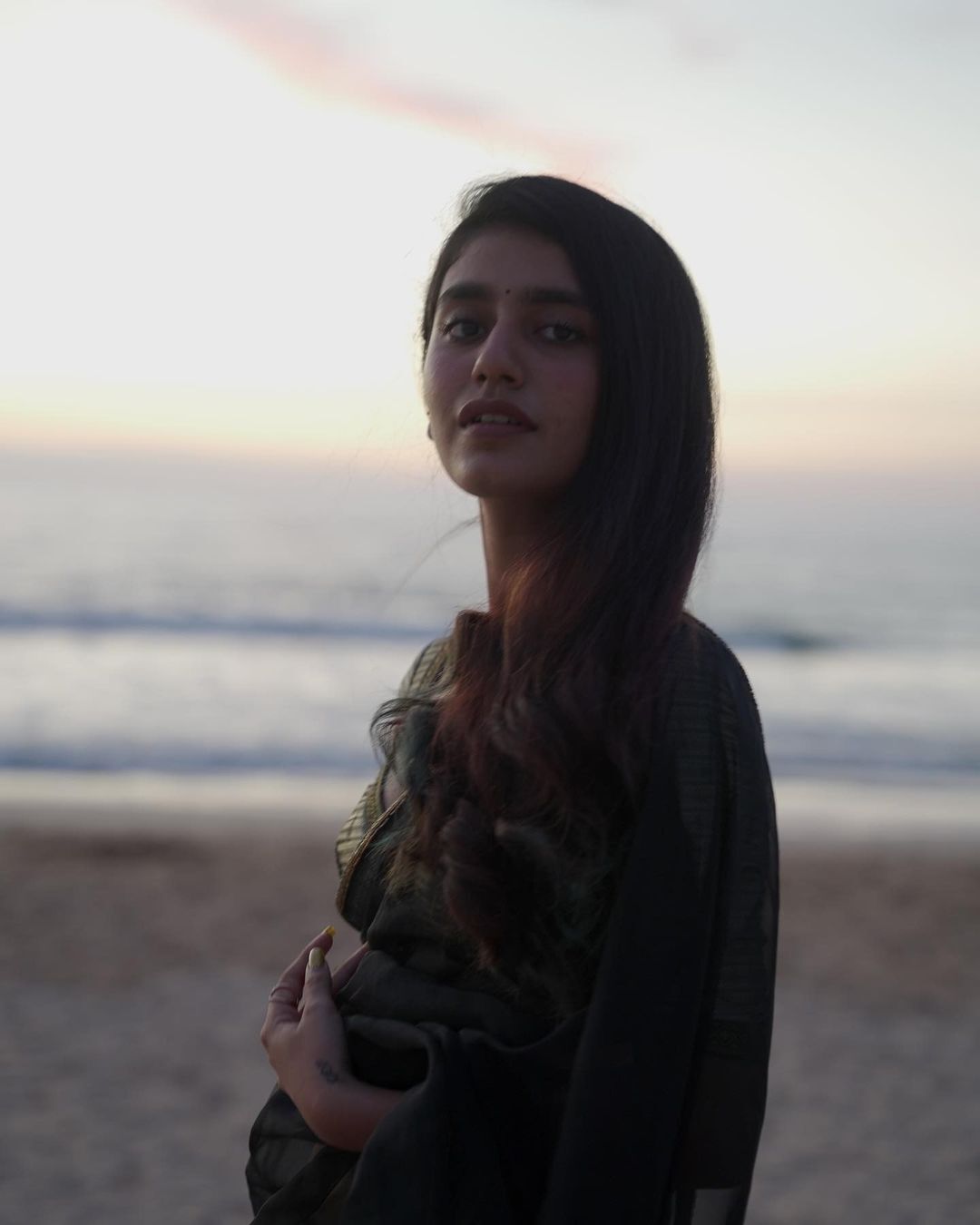 സാരിയില്‍ ഗ്ലാമറസ് സുന്ദരിയായി പ്രിയ പി വാര്യർ: വൈറലായി പുതിയ ചിത്രങ്ങള്‍