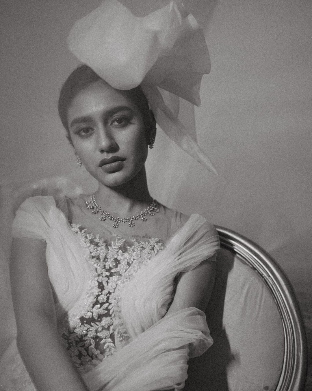 സാരിയില്‍ ഗ്ലാമറസ് സുന്ദരിയായി പ്രിയ പി വാര്യർ: വൈറലായി പുതിയ ചിത്രങ്ങള്‍