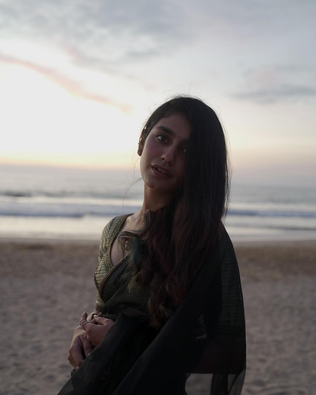 സാരിയില്‍ ഗ്ലാമറസ് സുന്ദരിയായി പ്രിയ പി വാര്യർ: വൈറലായി പുതിയ ചിത്രങ്ങള്‍