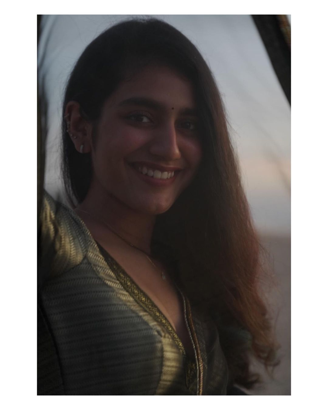 സാരിയില്‍ ഗ്ലാമറസ് സുന്ദരിയായി പ്രിയ പി വാര്യർ: വൈറലായി പുതിയ ചിത്രങ്ങള്‍