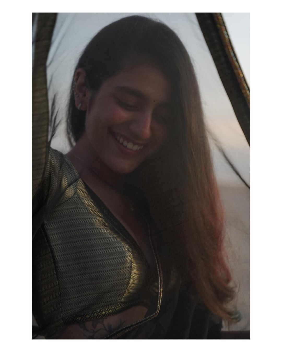 സാരിയില്‍ ഗ്ലാമറസ് സുന്ദരിയായി പ്രിയ പി വാര്യർ: വൈറലായി പുതിയ ചിത്രങ്ങള്‍