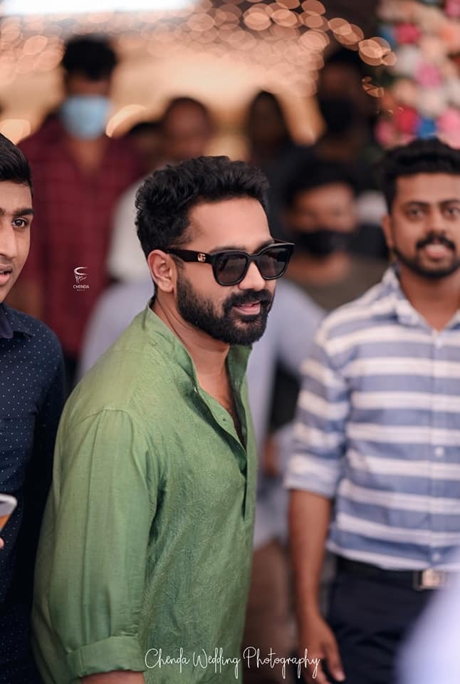 ആരാധകന്റെ കല്യാണത്തിന് കുടുംബസമേതമെത്തി ഞെട്ടിച്ച് ആസിഫ് അലി