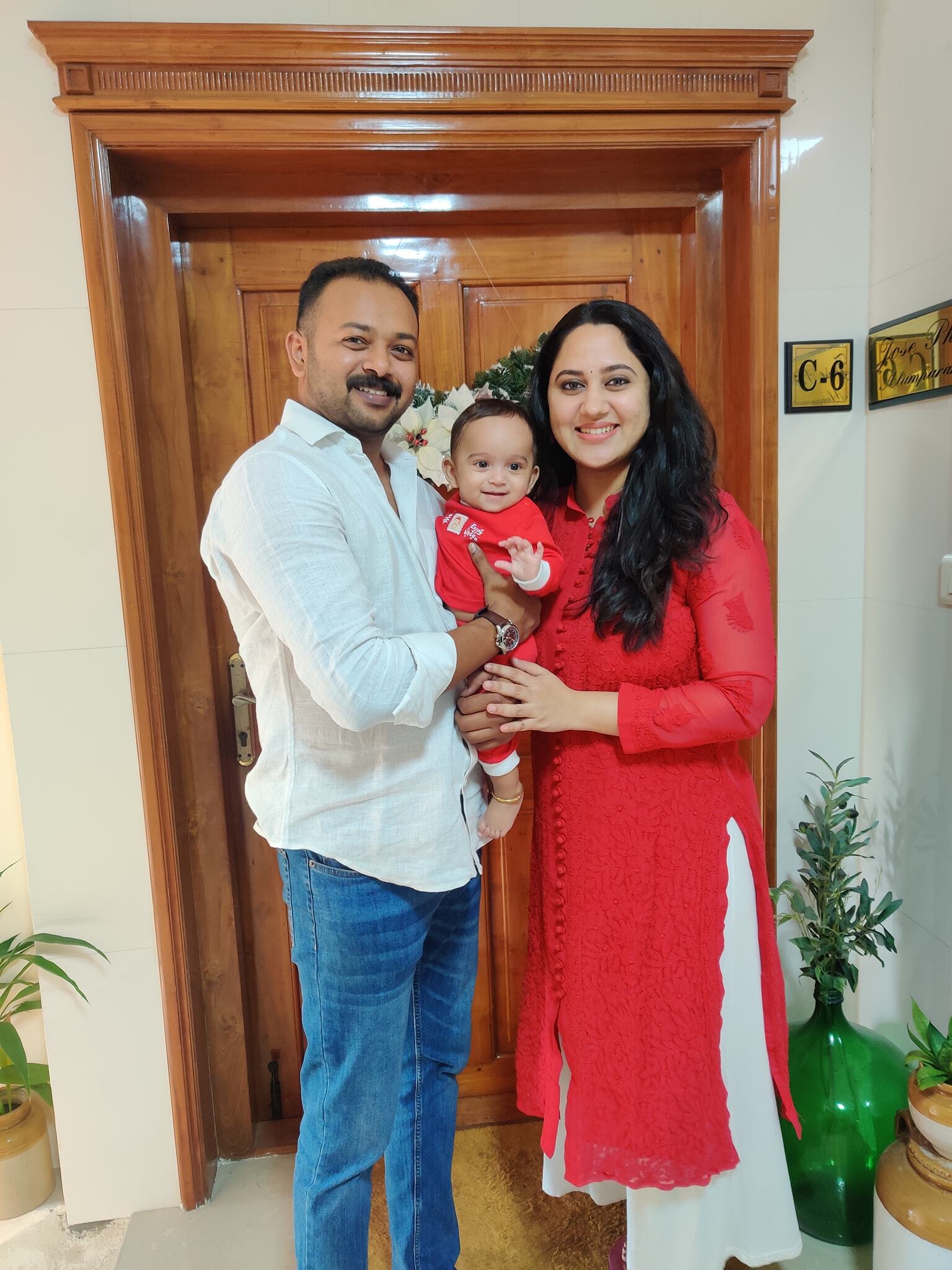 ഭര്‍ത്താവിനെയും കുഞ്ഞു ലൂക്കയെയും ചേര്‍ത്ത് പിടിച്ച് മിയ ജോര്‍ജ്; ഫോട്ടോ പങ്കുവച്ച് താരം