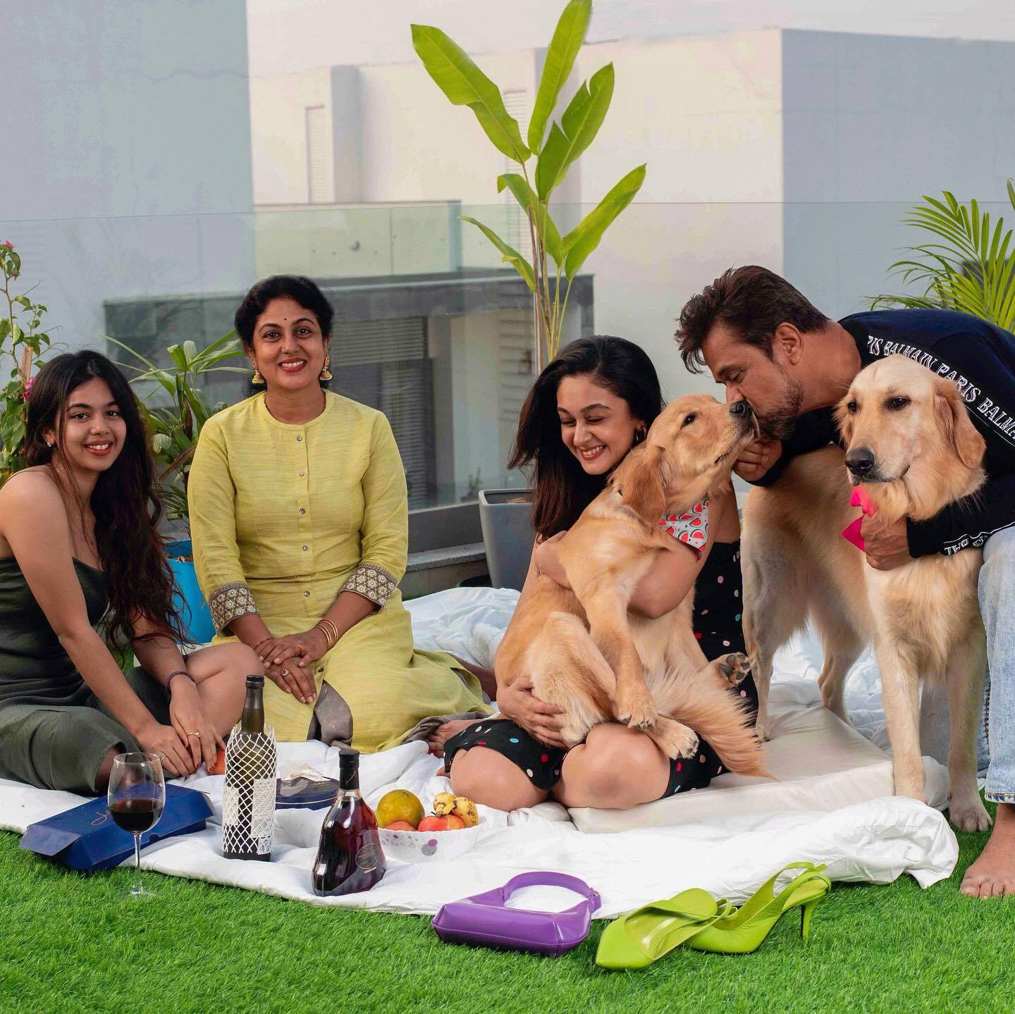 എന്ത് ക്യൂട്ടാണ് അര്‍ജുന്റെ ഭാര്യ; നിവേദിത ആരെന്ന് അറിയുമോ? ഐശ്വര്യ പങ്കുവച്ച ചിത്രങ്ങള്‍