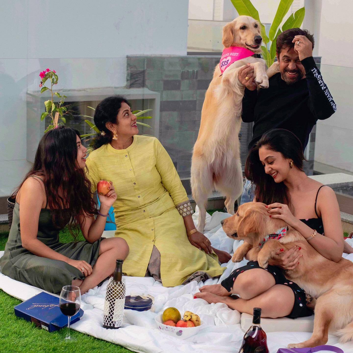 എന്ത് ക്യൂട്ടാണ് അര്‍ജുന്റെ ഭാര്യ; നിവേദിത ആരെന്ന് അറിയുമോ? ഐശ്വര്യ പങ്കുവച്ച ചിത്രങ്ങള്‍