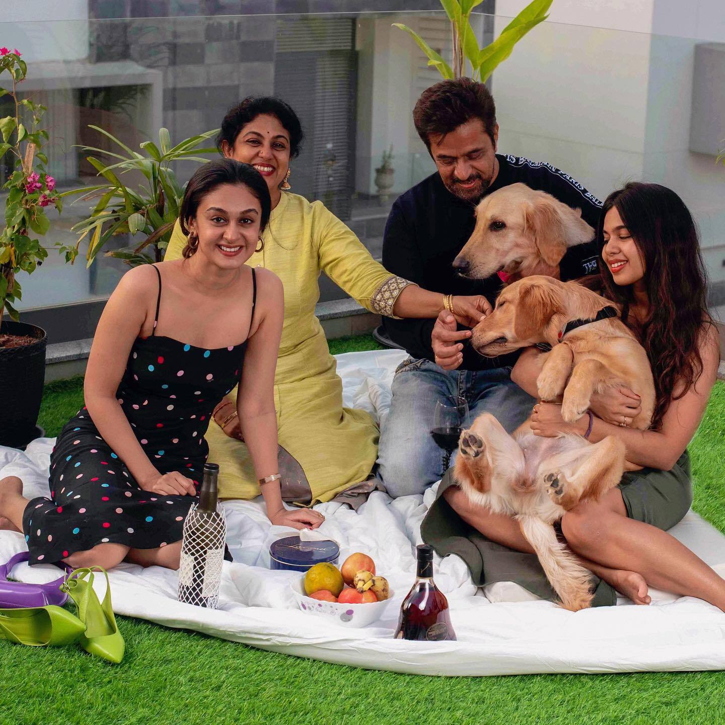 എന്ത് ക്യൂട്ടാണ് അര്‍ജുന്റെ ഭാര്യ; നിവേദിത ആരെന്ന് അറിയുമോ? ഐശ്വര്യ പങ്കുവച്ച ചിത്രങ്ങള്‍