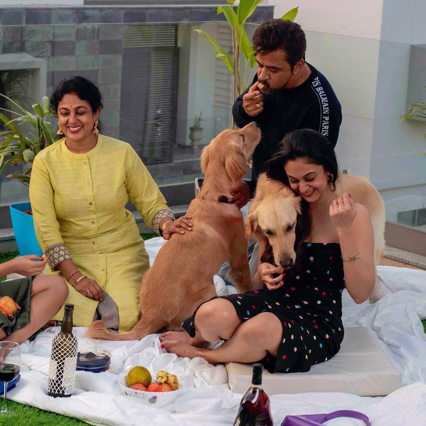 എന്ത് ക്യൂട്ടാണ് അര്‍ജുന്റെ ഭാര്യ; നിവേദിത ആരെന്ന് അറിയുമോ? ഐശ്വര്യ പങ്കുവച്ച ചിത്രങ്ങള്‍