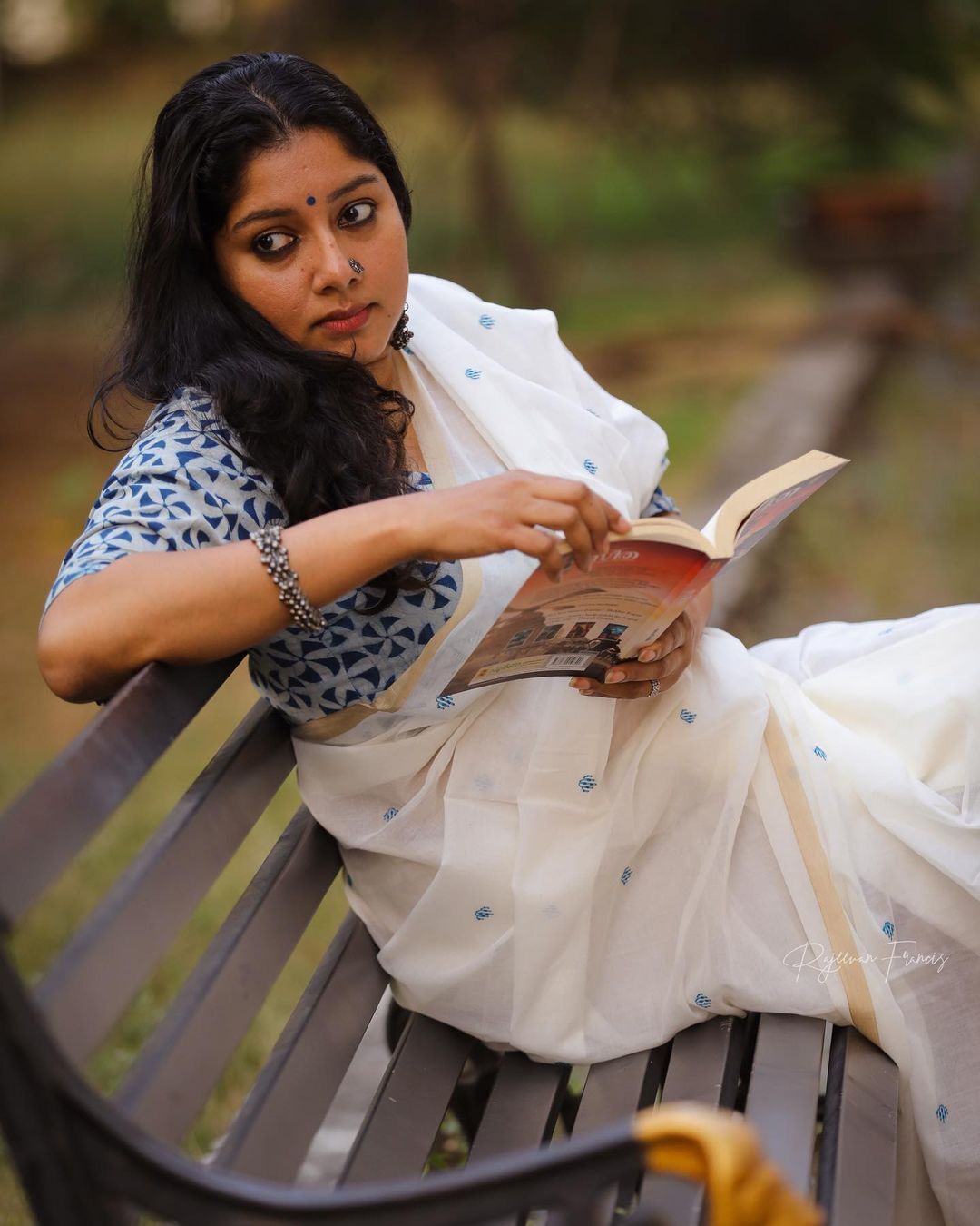 സാരിയില്‍ ഗ്ലാമറായി തിളങ്ങി അനുമോള്‍: പ്രിയനടിയുടെ ചിത്രം ഏറ്റെടുത്ത് ആരാധകർ