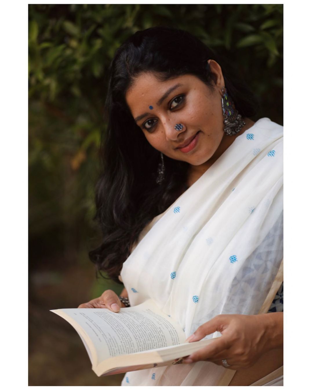 സാരിയില്‍ ഗ്ലാമറായി തിളങ്ങി അനുമോള്‍: പ്രിയനടിയുടെ ചിത്രം ഏറ്റെടുത്ത് ആരാധകർ