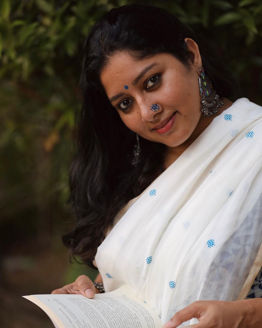 സാരിയില്‍ ഗ്ലാമറായി തിളങ്ങി അനുമോള്‍: പ്രിയനടിയുടെ ചിത്രം ഏറ്റെടുത്ത് ആരാധകർ