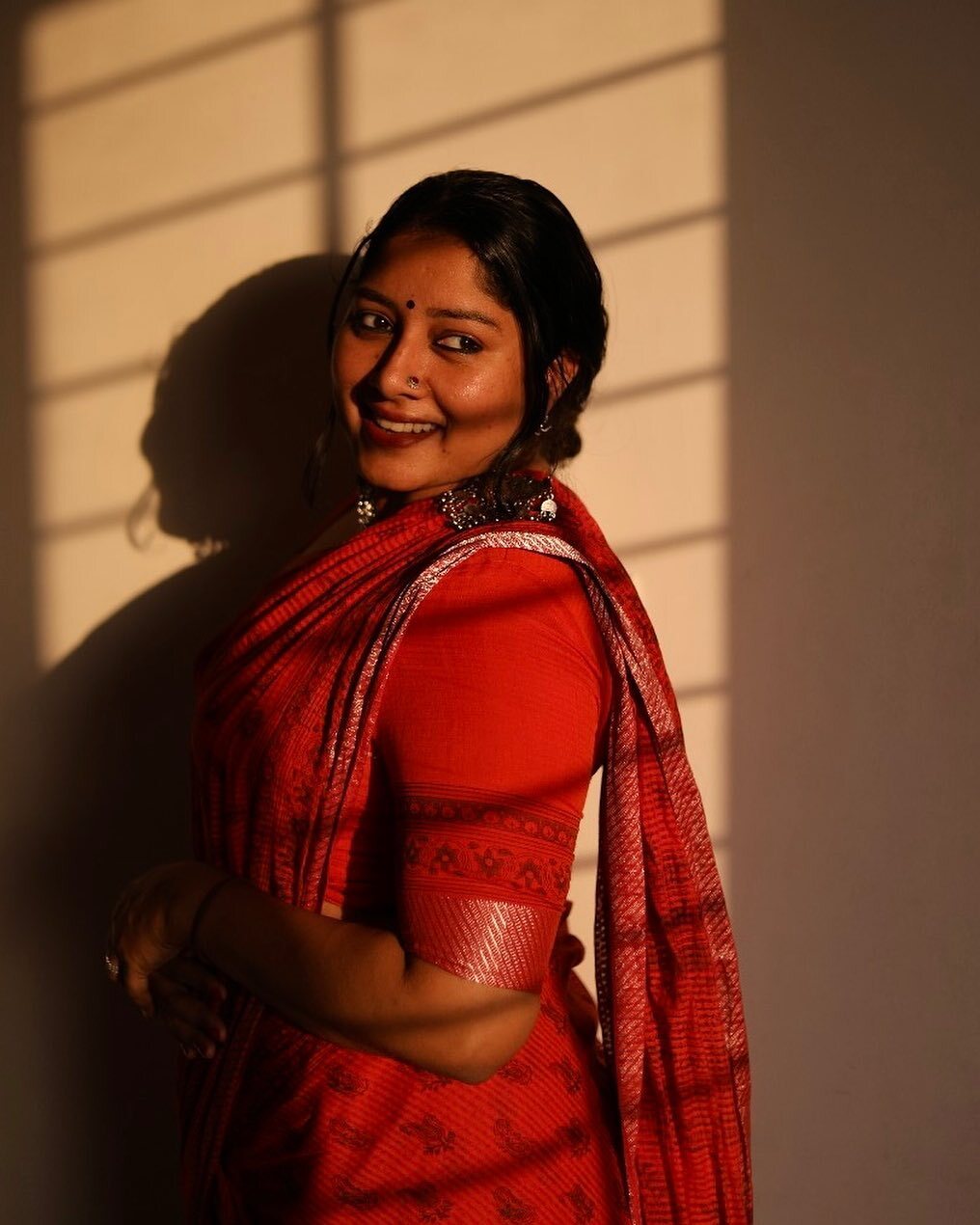 സാരിയില്‍ ഗ്ലാമറായി തിളങ്ങി അനുമോള്‍: പ്രിയനടിയുടെ ചിത്രം ഏറ്റെടുത്ത് ആരാധകർ