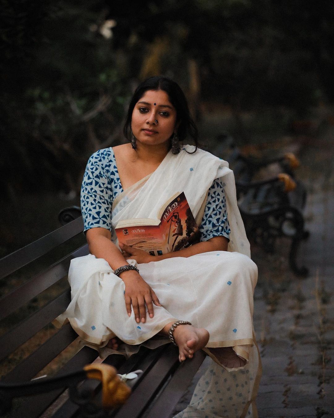 സാരിയില്‍ ഗ്ലാമറായി തിളങ്ങി അനുമോള്‍: പ്രിയനടിയുടെ ചിത്രം ഏറ്റെടുത്ത് ആരാധകർ