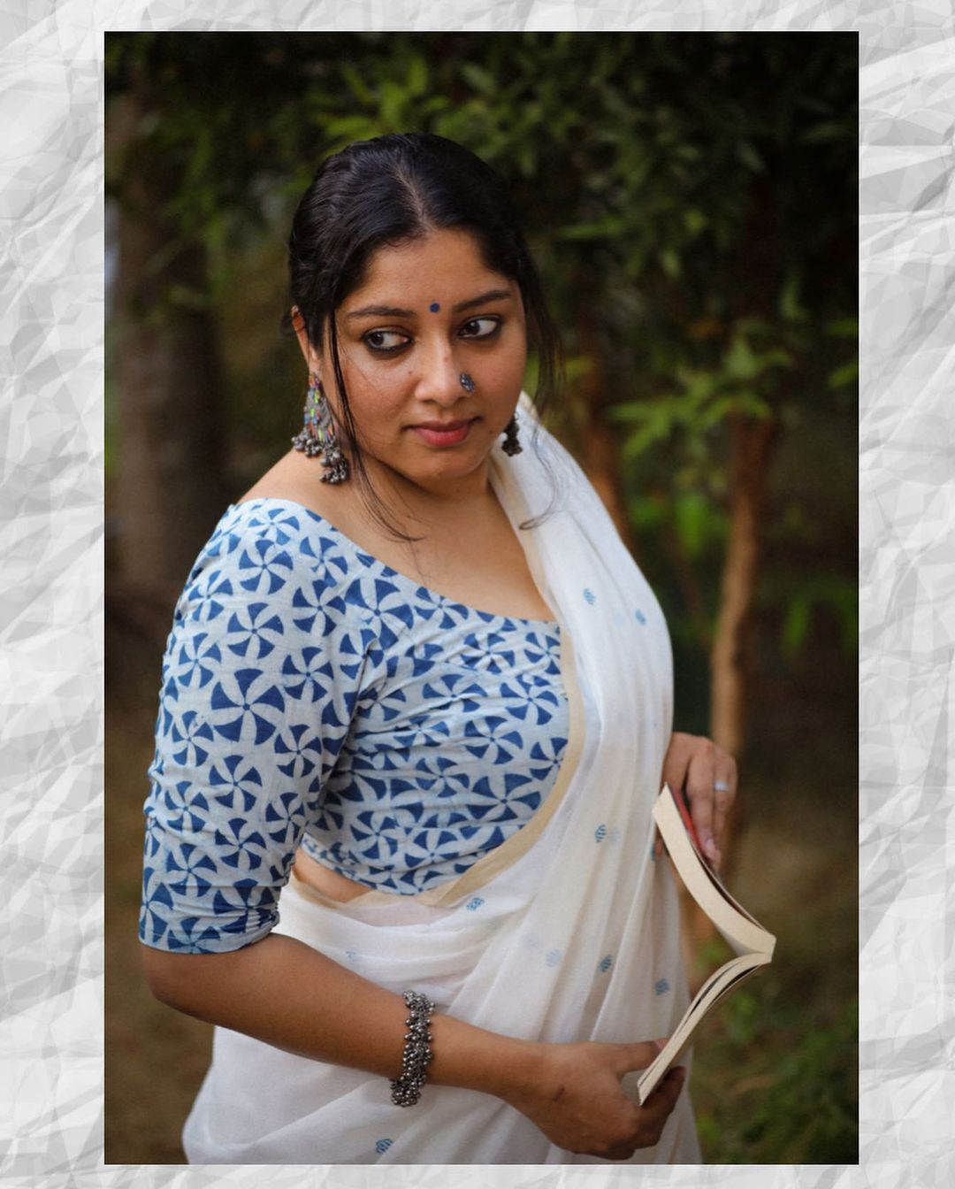 സാരിയില്‍ ഗ്ലാമറായി തിളങ്ങി അനുമോള്‍: പ്രിയനടിയുടെ ചിത്രം ഏറ്റെടുത്ത് ആരാധകർ