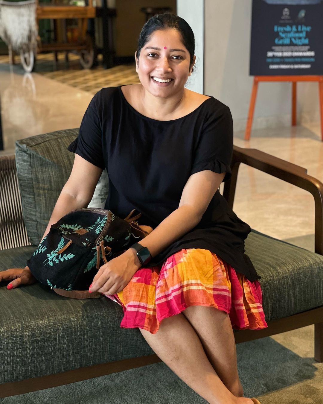 സാരിയില്‍ ഗ്ലാമറായി തിളങ്ങി അനുമോള്‍: പ്രിയനടിയുടെ ചിത്രം ഏറ്റെടുത്ത് ആരാധകർ