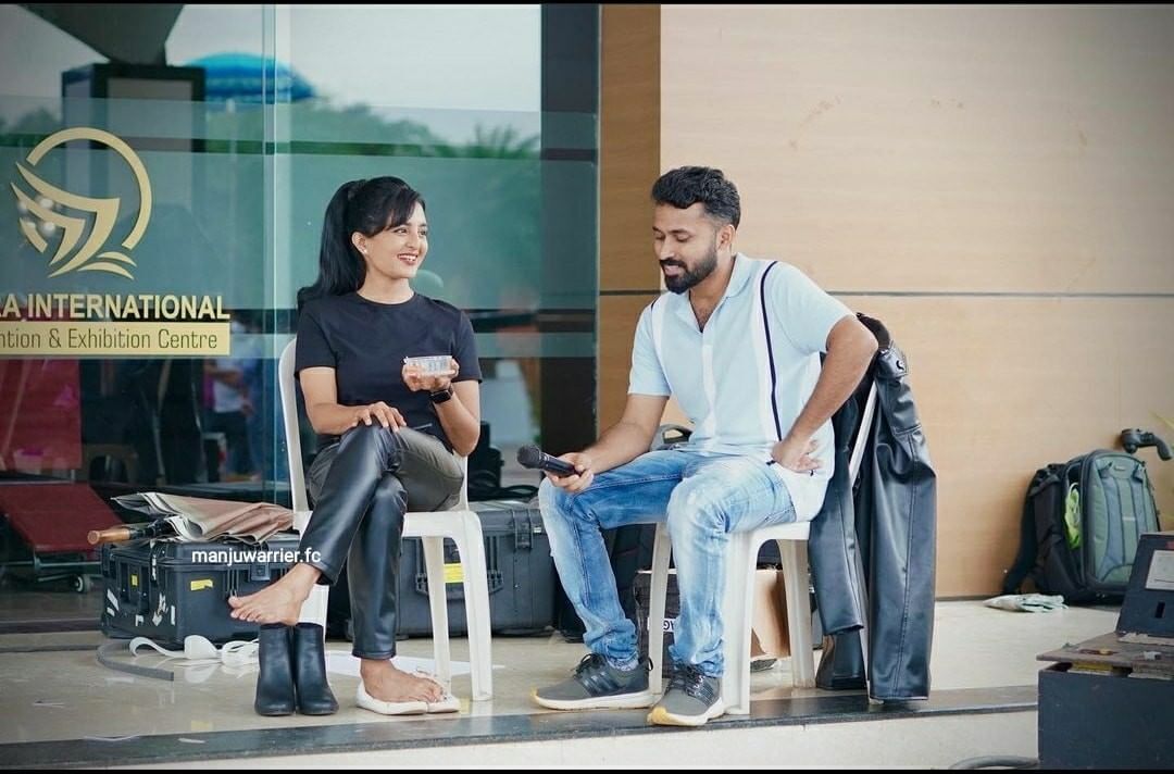  'മഞ്ജു വാര്യർ ചുമ്മാ വേറെ ലെവലാണ്'...ഇതൊക്കെ എങ്ങനെ സാധിക്കുന്നു? വൈറലായി ഫോട്ടോസ് 