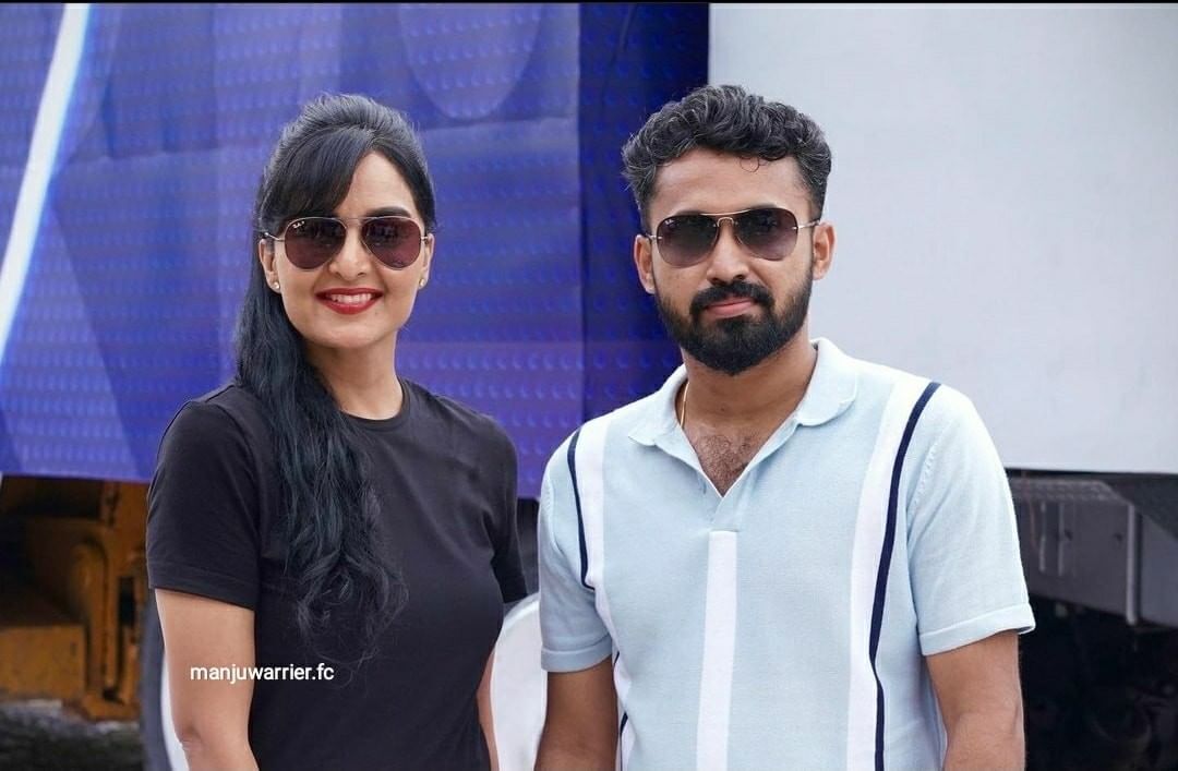  'മഞ്ജു വാര്യർ ചുമ്മാ വേറെ ലെവലാണ്'...ഇതൊക്കെ എങ്ങനെ സാധിക്കുന്നു? വൈറലായി ഫോട്ടോസ് 