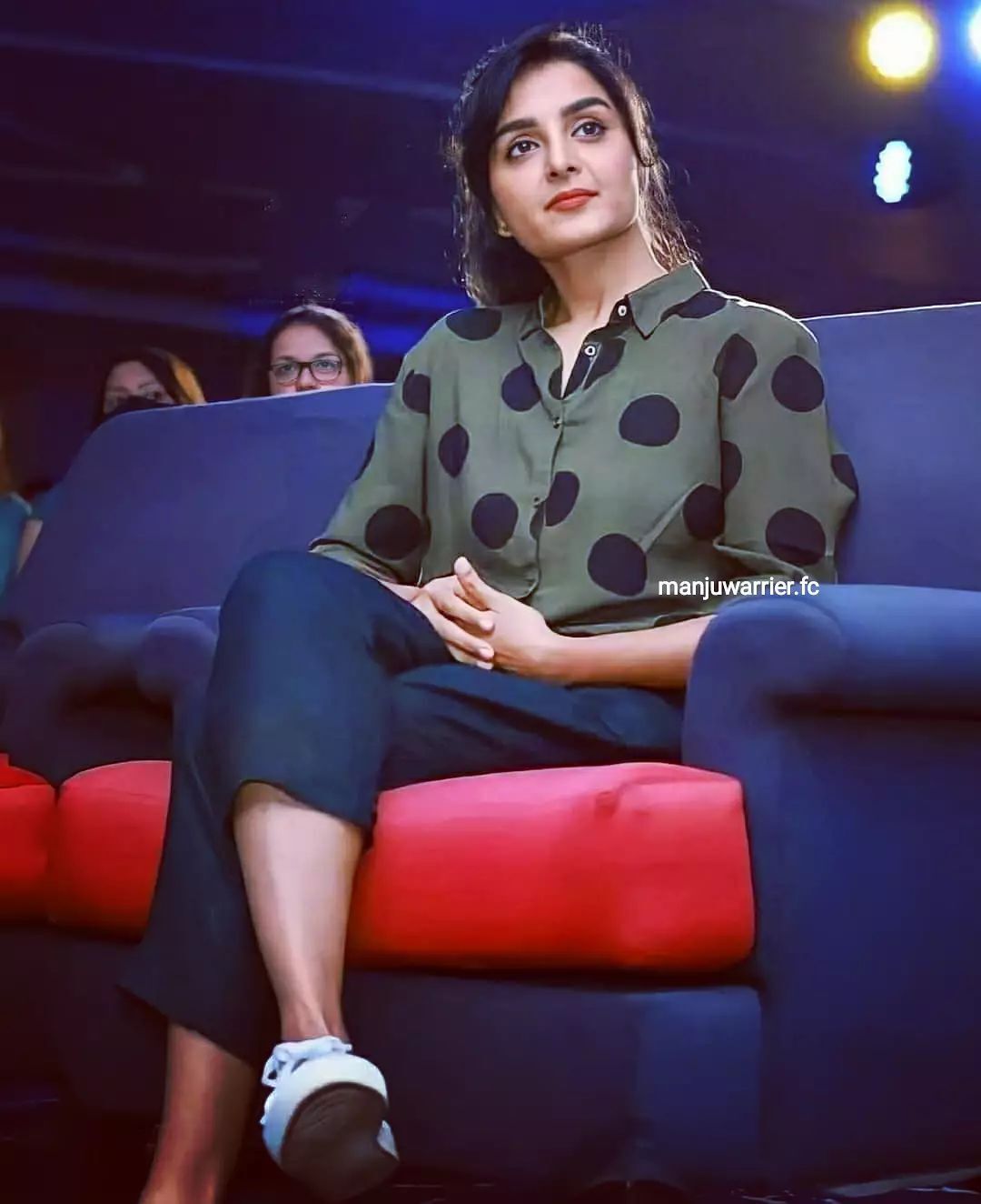  'മഞ്ജു വാര്യർ ചുമ്മാ വേറെ ലെവലാണ്'...ഇതൊക്കെ എങ്ങനെ സാധിക്കുന്നു? വൈറലായി ഫോട്ടോസ് 