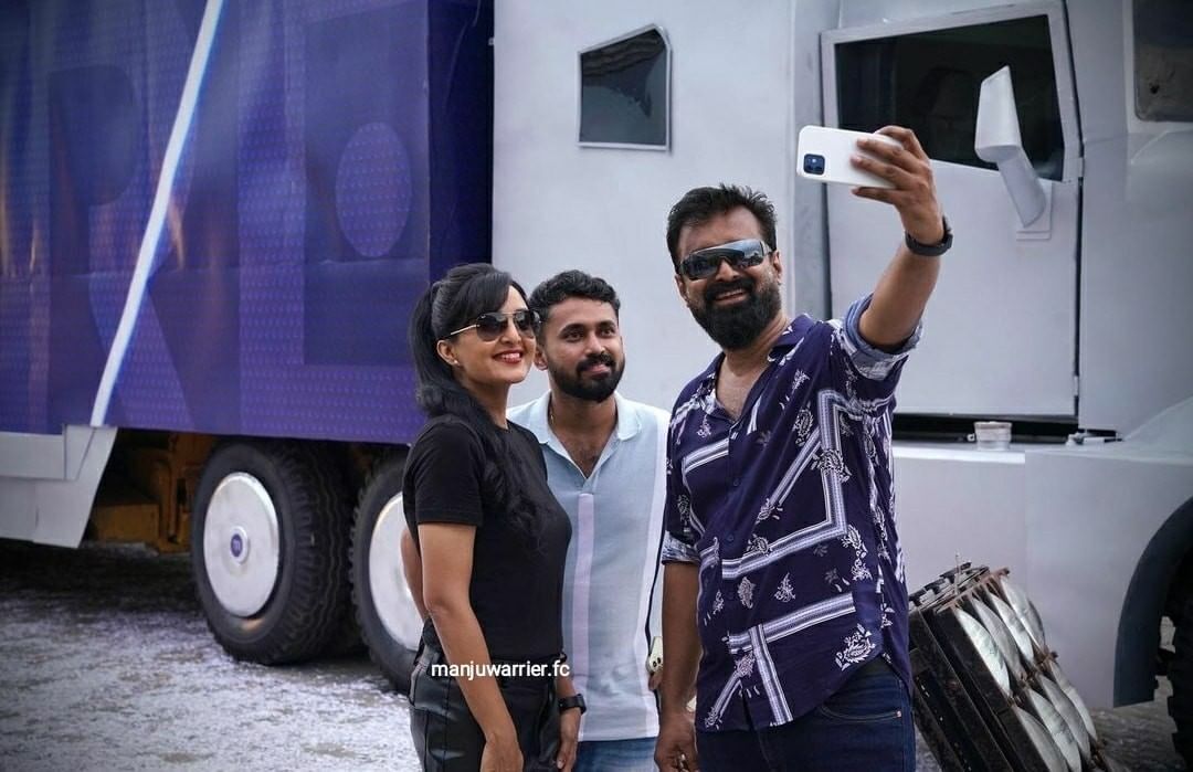  'മഞ്ജു വാര്യർ ചുമ്മാ വേറെ ലെവലാണ്'...ഇതൊക്കെ എങ്ങനെ സാധിക്കുന്നു? വൈറലായി ഫോട്ടോസ് 