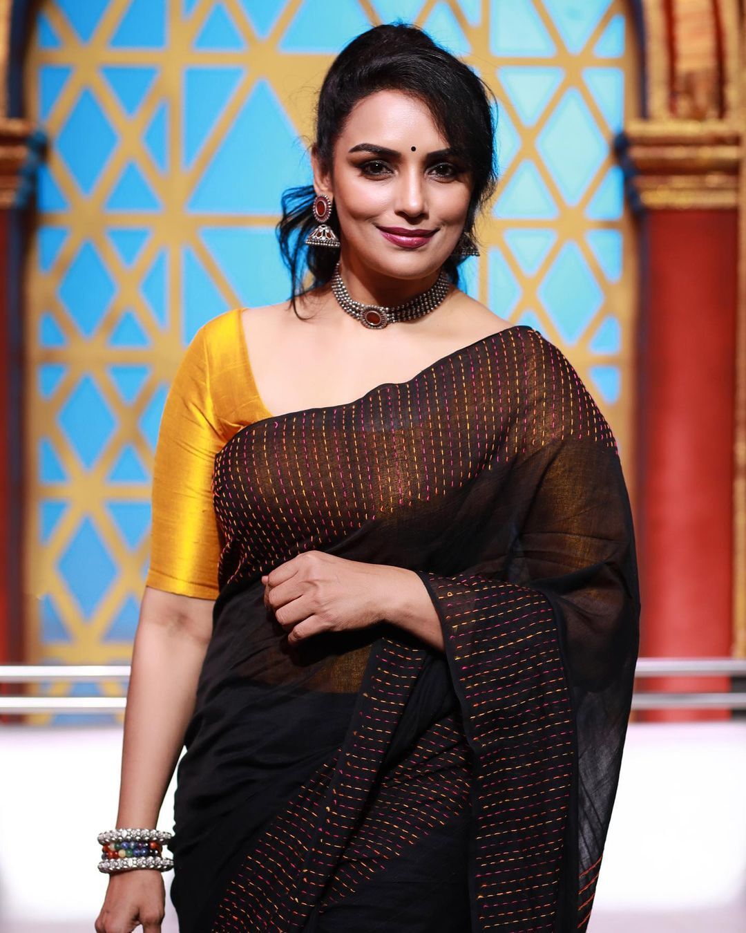 ഉൻ സ്റ്റൈലും അഴകും ഉന്നെ വിട്ടുപോകലെ: വൈറലായി ശ്വേതാ മേനോന്റെ പുത്തന്‍ ചിത്രങ്ങള്‍