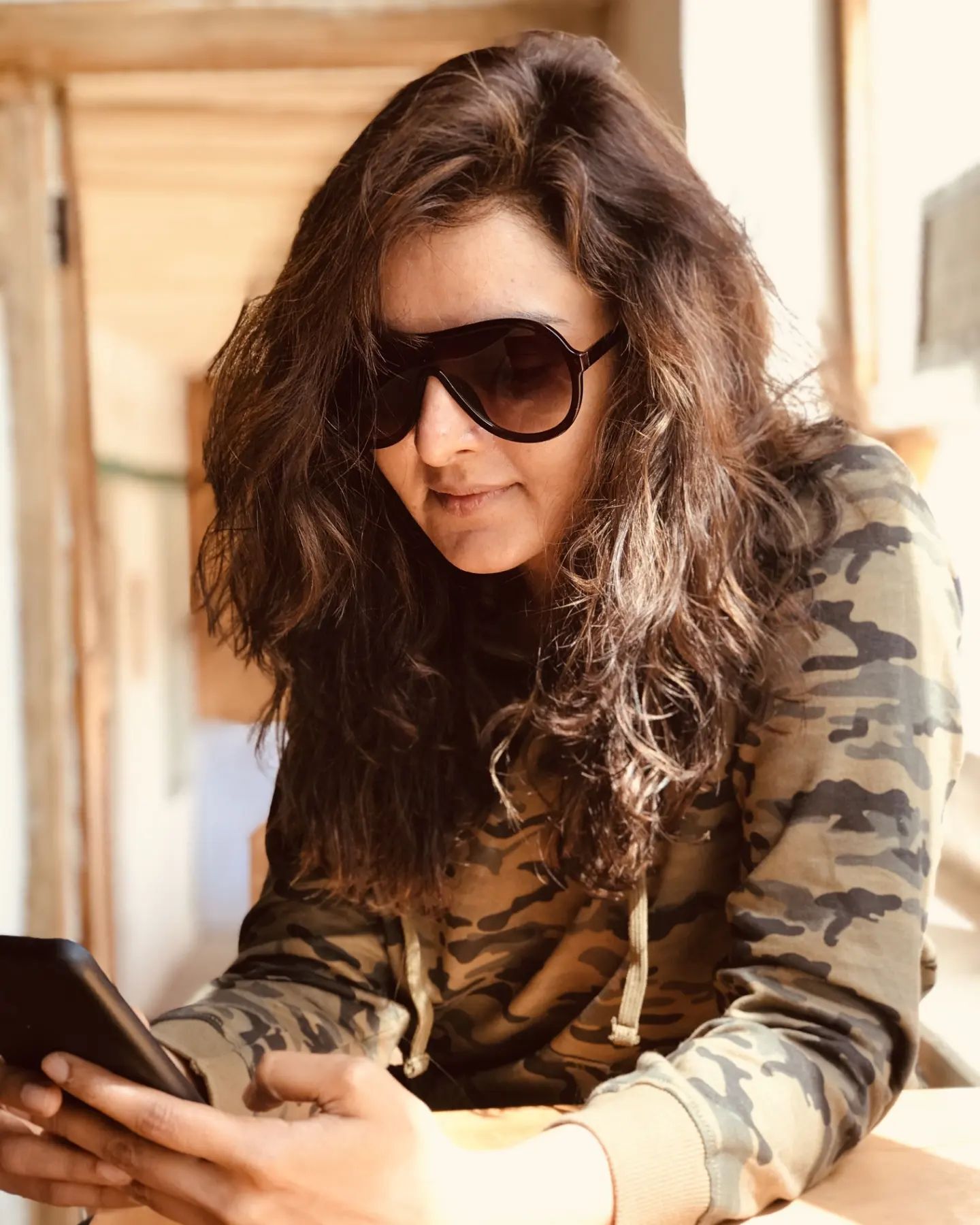 സൂപ്പര്‍ ലുക്കില്‍ മഞ്ജുവാര്യര്‍; ചേച്ചി സ്റ്റൈല്‍ ഐക്കണ്‍ എന്ന് ആരാധകര്‍, ഫോണ്‍ നോക്കാന്‍ പോലും മറക്കുന്നോ?