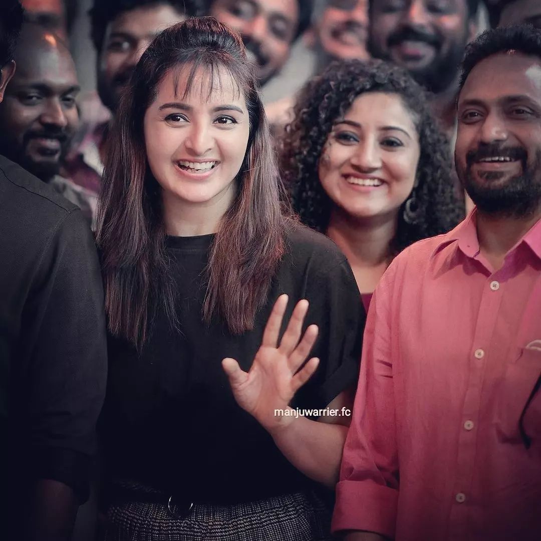 സൂപ്പര്‍ ലുക്കില്‍ മഞ്ജുവാര്യര്‍; ചേച്ചി സ്റ്റൈല്‍ ഐക്കണ്‍ എന്ന് ആരാധകര്‍, ഫോണ്‍ നോക്കാന്‍ പോലും മറക്കുന്നോ?