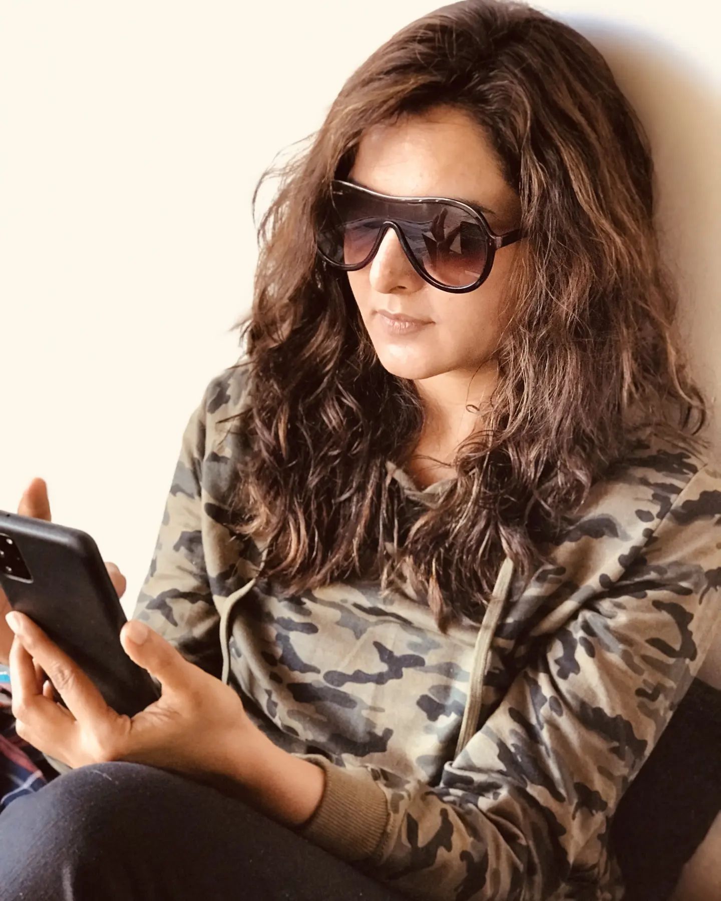 സൂപ്പര്‍ ലുക്കില്‍ മഞ്ജുവാര്യര്‍; ചേച്ചി സ്റ്റൈല്‍ ഐക്കണ്‍ എന്ന് ആരാധകര്‍, ഫോണ്‍ നോക്കാന്‍ പോലും മറക്കുന്നോ?