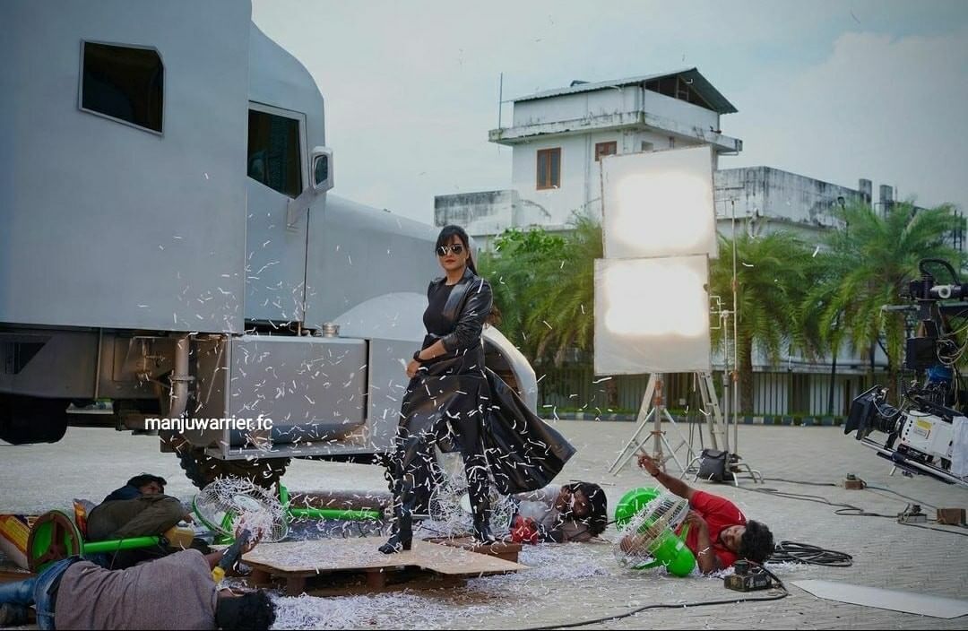 സൂപ്പര്‍ ലുക്കില്‍ മഞ്ജുവാര്യര്‍; ചേച്ചി സ്റ്റൈല്‍ ഐക്കണ്‍ എന്ന് ആരാധകര്‍, ഫോണ്‍ നോക്കാന്‍ പോലും മറക്കുന്നോ?