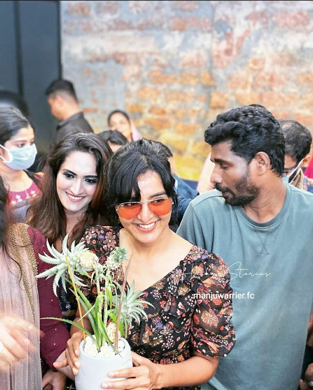 സൂപ്പര്‍ ലുക്കില്‍ മഞ്ജുവാര്യര്‍; ചേച്ചി സ്റ്റൈല്‍ ഐക്കണ്‍ എന്ന് ആരാധകര്‍, ഫോണ്‍ നോക്കാന്‍ പോലും മറക്കുന്നോ?