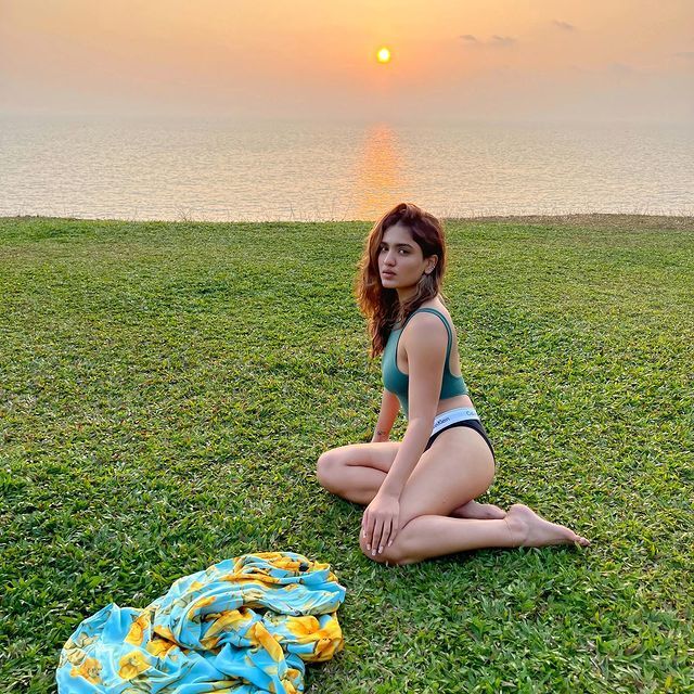 മഞ്ഞുമല കയറി ആകാശത്തിന് തൊട്ടടുത്ത്; കിടിലന്‍ ഫോട്ടോകളുമായി സാനിയ ഇയപ്പന്‍