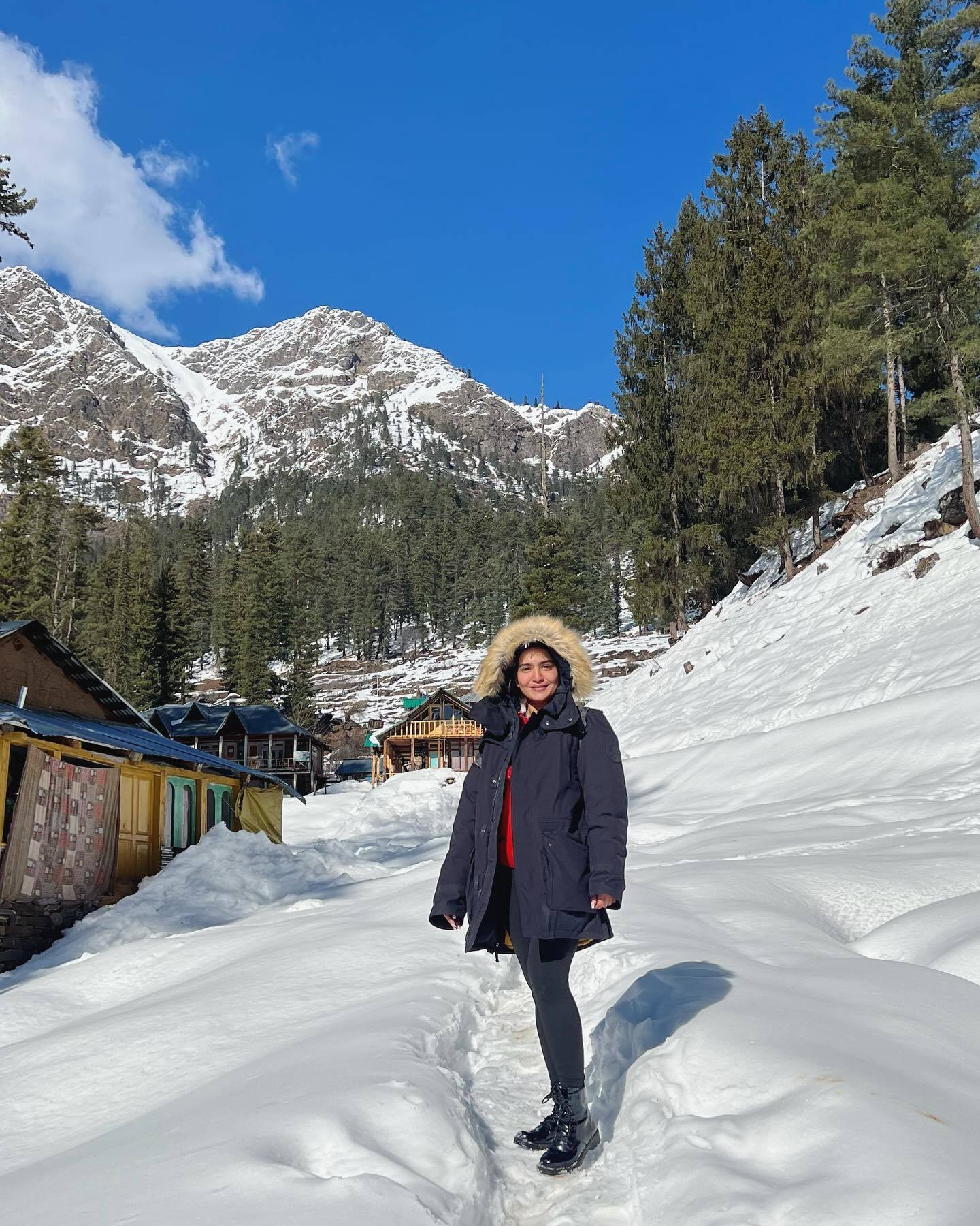 മഞ്ഞുമല കയറി ആകാശത്തിന് തൊട്ടടുത്ത്; കിടിലന്‍ ഫോട്ടോകളുമായി സാനിയ ഇയപ്പന്‍