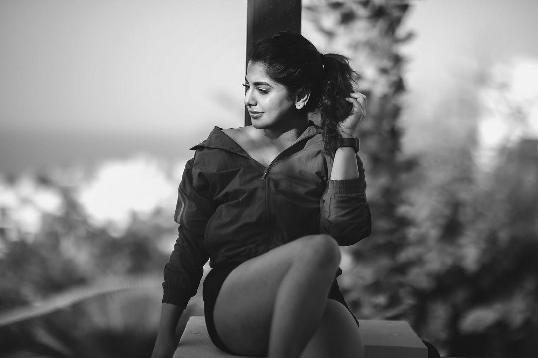  'ചൂമ്മാ തീ...' മീരാ നന്ദന്റെ ഹോട്ട് ലുക്ക്..വൈറലായി പുതിയ ഫോട്ടോസ്