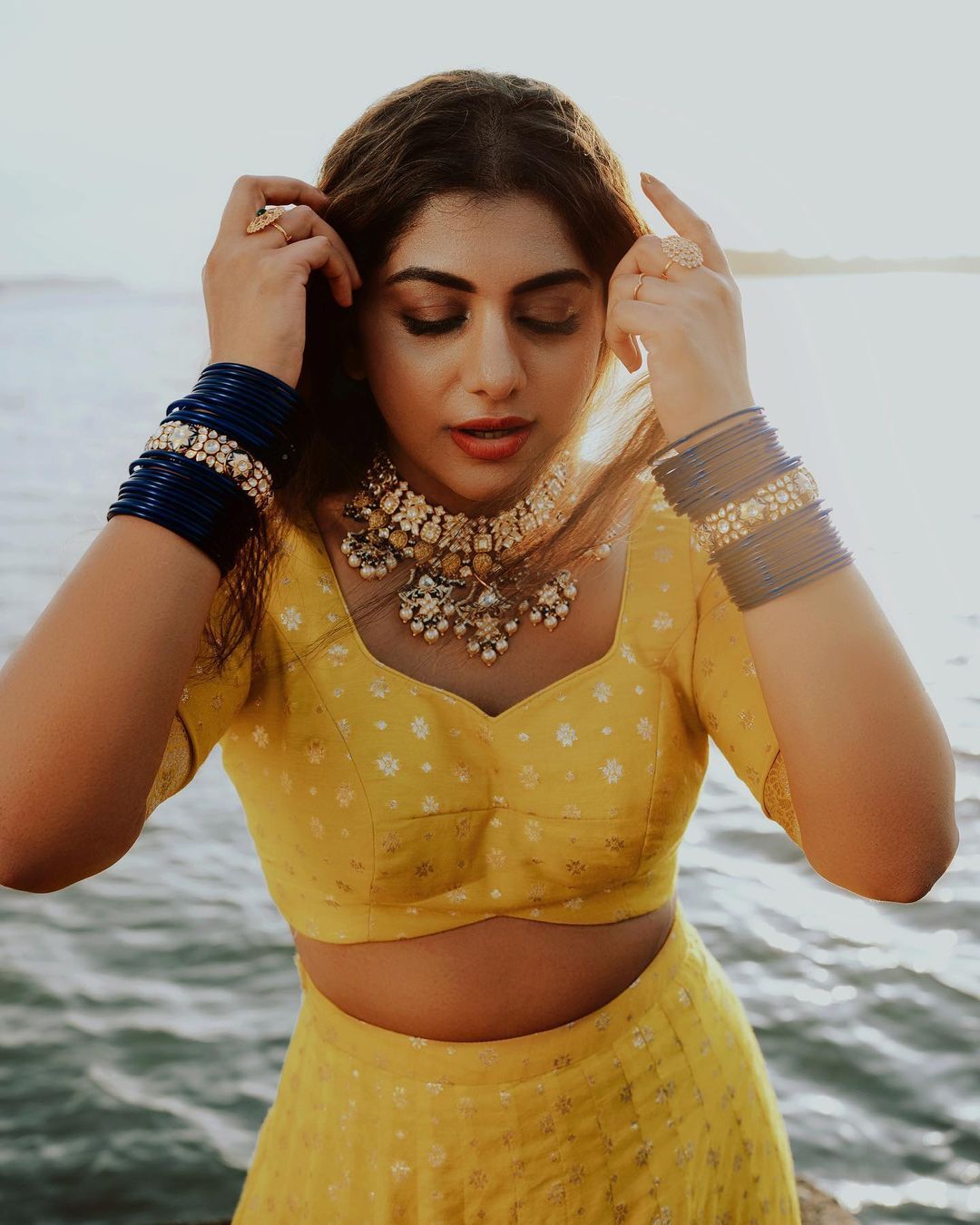  'ചൂമ്മാ തീ...' മീരാ നന്ദന്റെ ഹോട്ട് ലുക്ക്..വൈറലായി പുതിയ ഫോട്ടോസ്