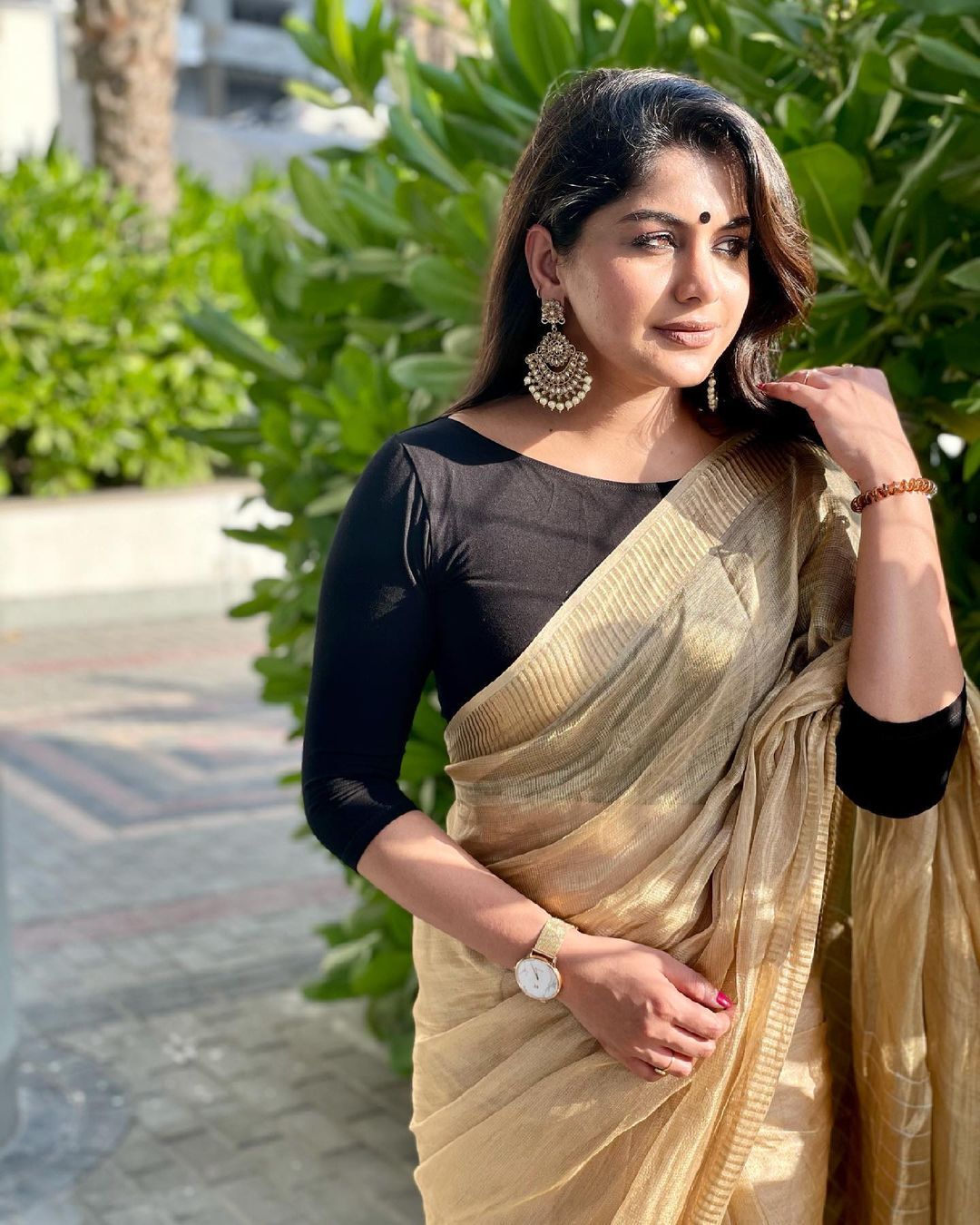  'ചൂമ്മാ തീ...' മീരാ നന്ദന്റെ ഹോട്ട് ലുക്ക്..വൈറലായി പുതിയ ഫോട്ടോസ്