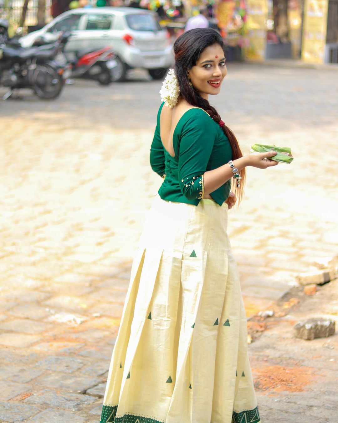 ഇത് തനിനാടന്‍ ലുക്ക്: പിറന്നാള്‍ ദിനത്തില്‍ അമ്പലത്തില്‍ പോയി വരുന്ന രമ്യ പണിക്കർ, വൈറല്‍ ചിത്രങ്ങള്‍ 