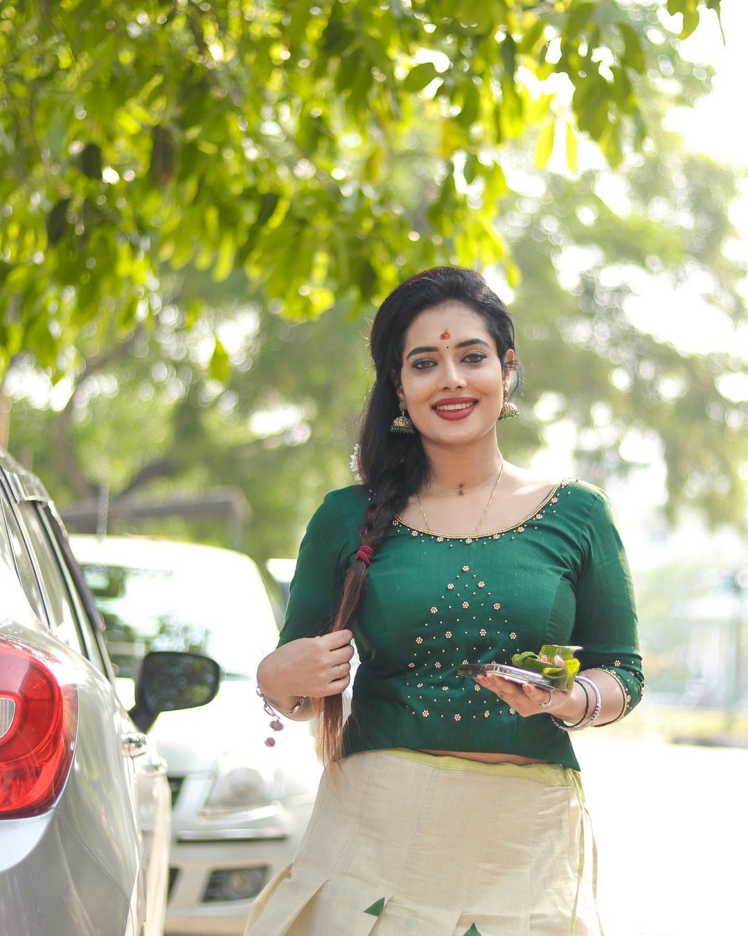 ഇത് തനിനാടന്‍ ലുക്ക്: പിറന്നാള്‍ ദിനത്തില്‍ അമ്പലത്തില്‍ പോയി വരുന്ന രമ്യ പണിക്കർ, വൈറല്‍ ചിത്രങ്ങള്‍ 