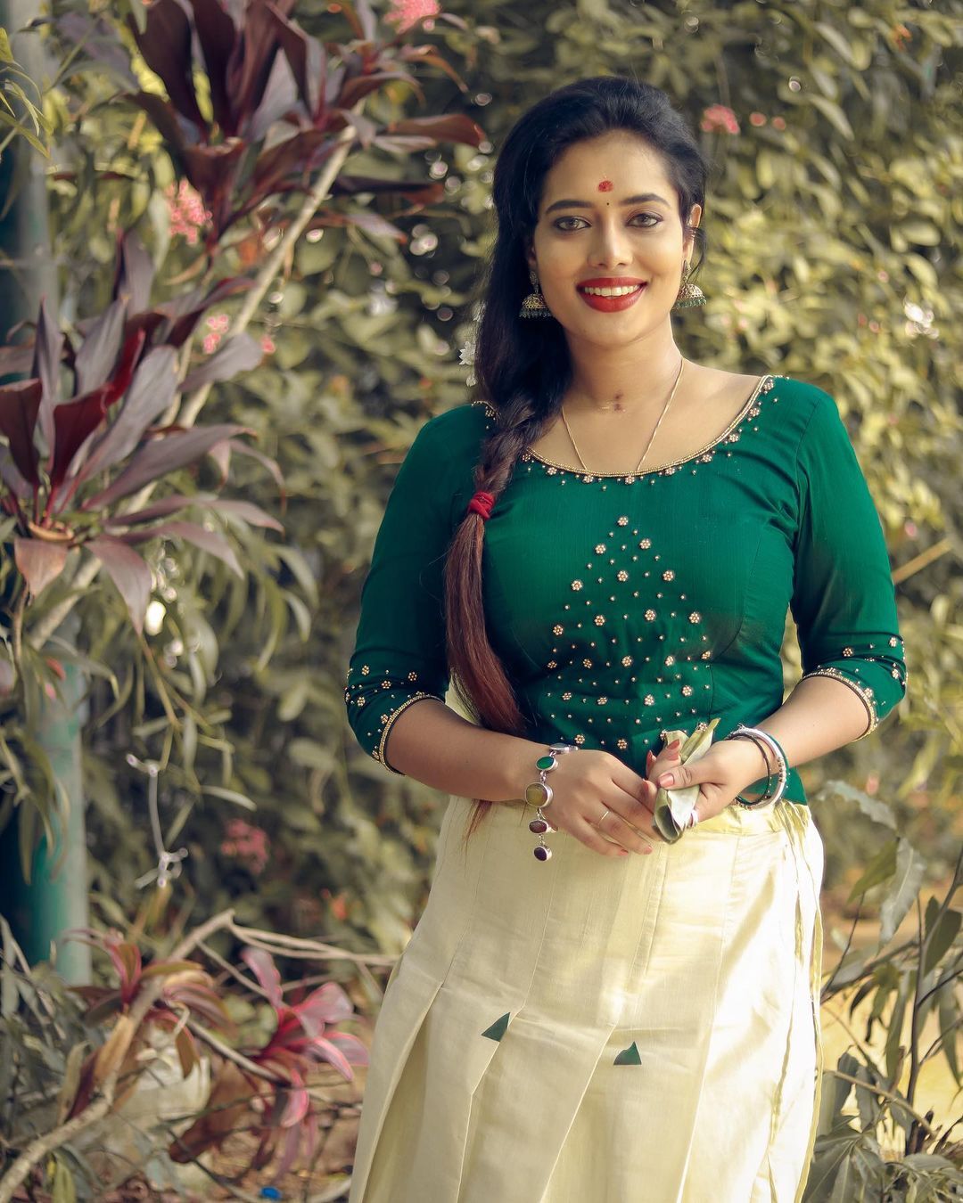 ഇത് തനിനാടന്‍ ലുക്ക്: പിറന്നാള്‍ ദിനത്തില്‍ അമ്പലത്തില്‍ പോയി വരുന്ന രമ്യ പണിക്കർ, വൈറല്‍ ചിത്രങ്ങള്‍ 