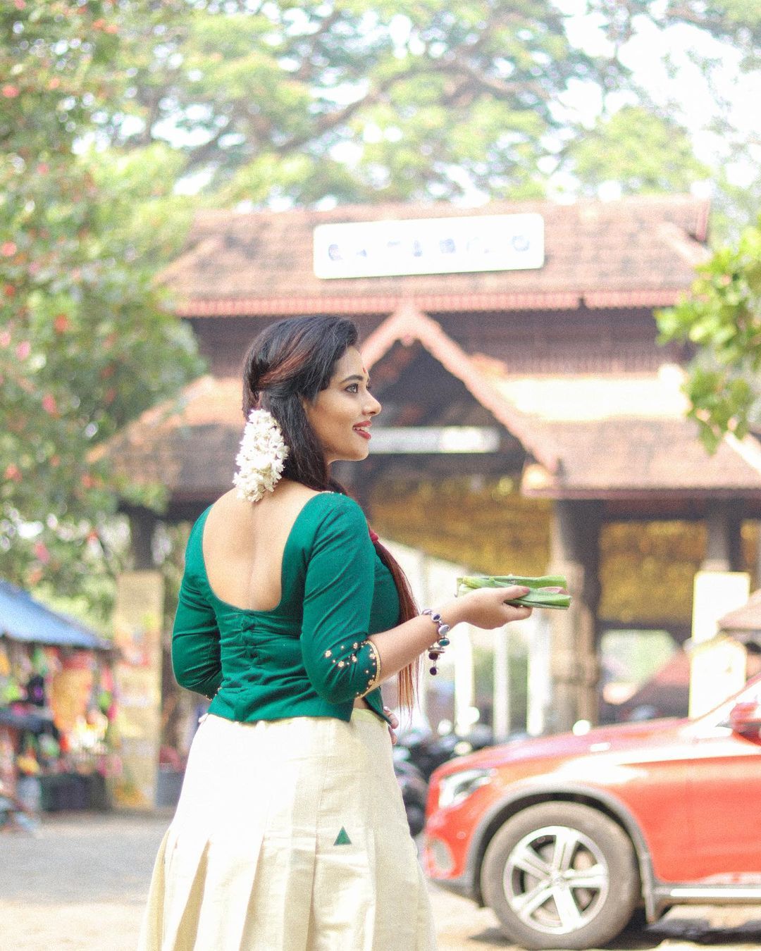 ഇത് തനിനാടന്‍ ലുക്ക്: പിറന്നാള്‍ ദിനത്തില്‍ അമ്പലത്തില്‍ പോയി വരുന്ന രമ്യ പണിക്കർ, വൈറല്‍ ചിത്രങ്ങള്‍ 