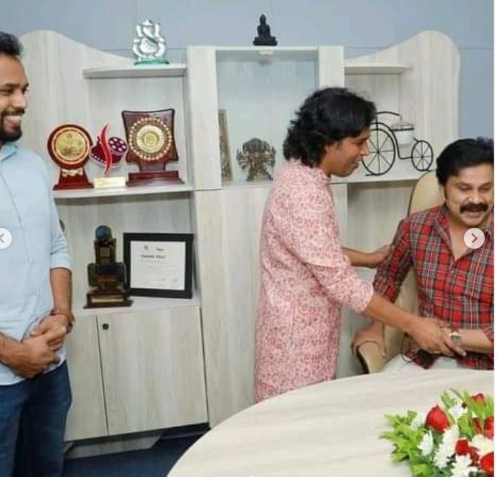 ദിലീപ് വീണ്ടും തിരക്കുകളിലേക്ക്: പുതിയ ലുക്കും ചർച്ചയാക്കി ആരാധകർ