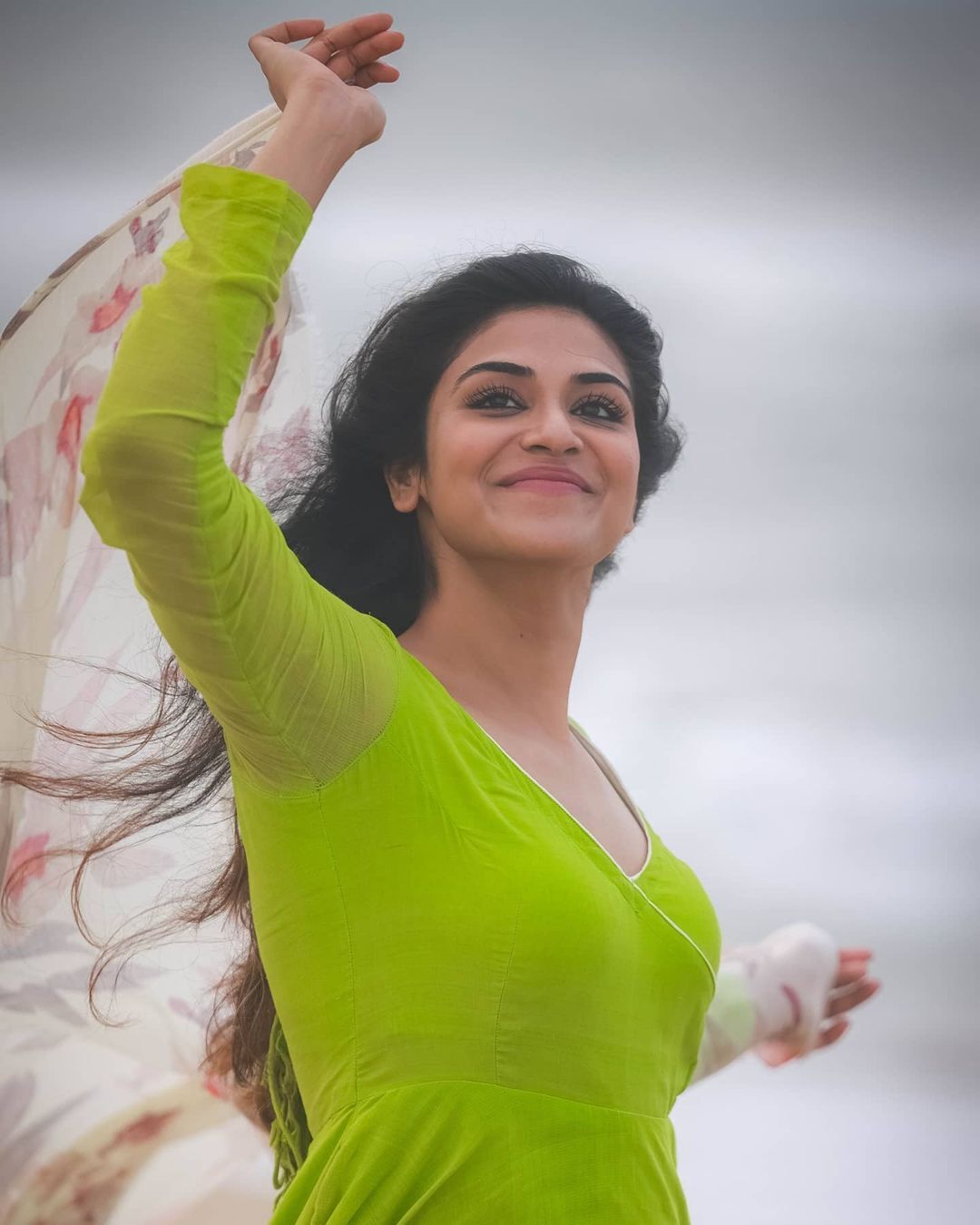 ಚಿತ್ರಗಳು: ನಟಿ ಇಂದುಜಾ ಟೈಟ್ ಟಾಪ್‌ನಲ್ಲಿ ಮಾದಕ ನೋಟ