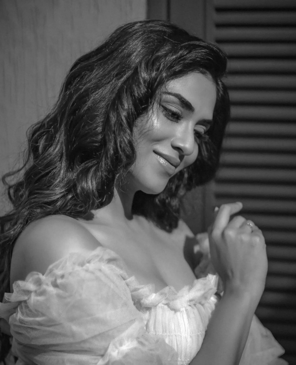 ಚಿತ್ರಗಳು: ನಟಿ ಇಂದುಜಾ ಟೈಟ್ ಟಾಪ್‌ನಲ್ಲಿ ಮಾದಕ ನೋಟ