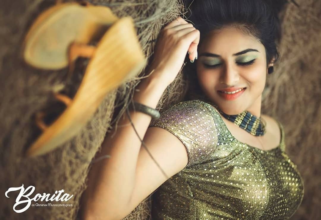 ಚಿತ್ರಗಳು: ನಟಿ ಇಂದುಜಾ ಟೈಟ್ ಟಾಪ್‌ನಲ್ಲಿ ಮಾದಕ ನೋಟ