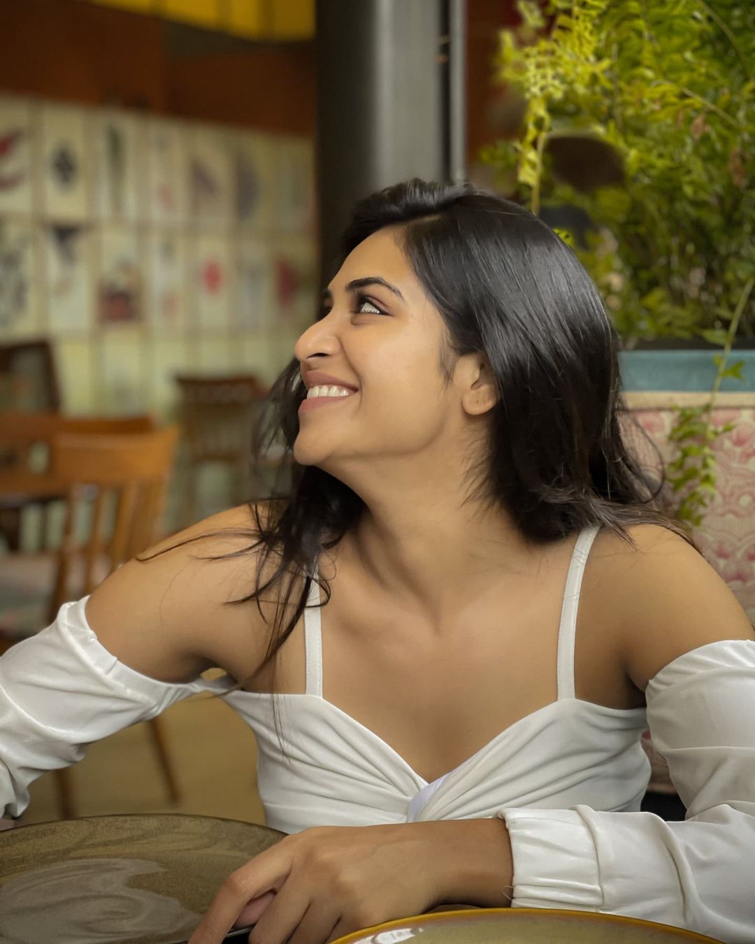 ಚಿತ್ರಗಳು: ನಟಿ ಇಂದುಜಾ ಟೈಟ್ ಟಾಪ್‌ನಲ್ಲಿ ಮಾದಕ ನೋಟ