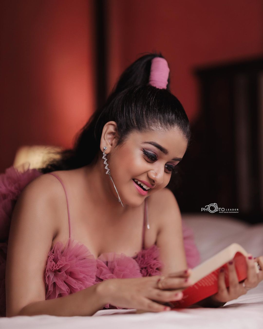 'ജസ്റ്റ് വാവ്'..ബ്ലൂ ഗൗണിൽ ഹോട്ട് ലുക്കിൽ നടി സാനിയ ബാബു; ഏറ്റെടുത്ത് ആരാധകർ