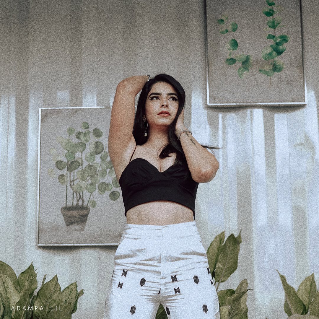 ഗ്ലാമറസ് ലുക്കില്‍ സിദ്ധി മഹാജന്‍കട്ടി ചിത്രങ്ങൾ ഏറ്റെടുത്ത്‌ സോഷ്യൽ മീഡിയ 