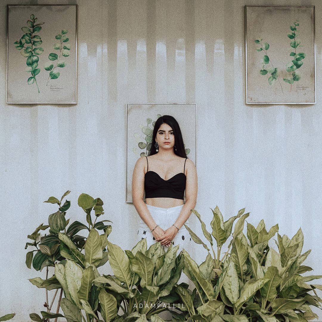 ഗ്ലാമറസ് ലുക്കില്‍ സിദ്ധി മഹാജന്‍കട്ടി ചിത്രങ്ങൾ ഏറ്റെടുത്ത്‌ സോഷ്യൽ മീഡിയ 