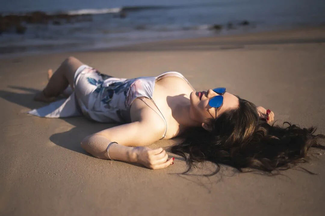 Bold अदाओं के साथ पूजा बनर्जी ने बिखेरा Hotness का जलवा, गोवा वाले बीच से Photos हुईं वायरल