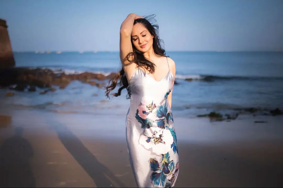 Bold अदाओं के साथ पूजा बनर्जी ने बिखेरा Hotness का जलवा, गोवा वाले बीच से Photos हुईं वायरल