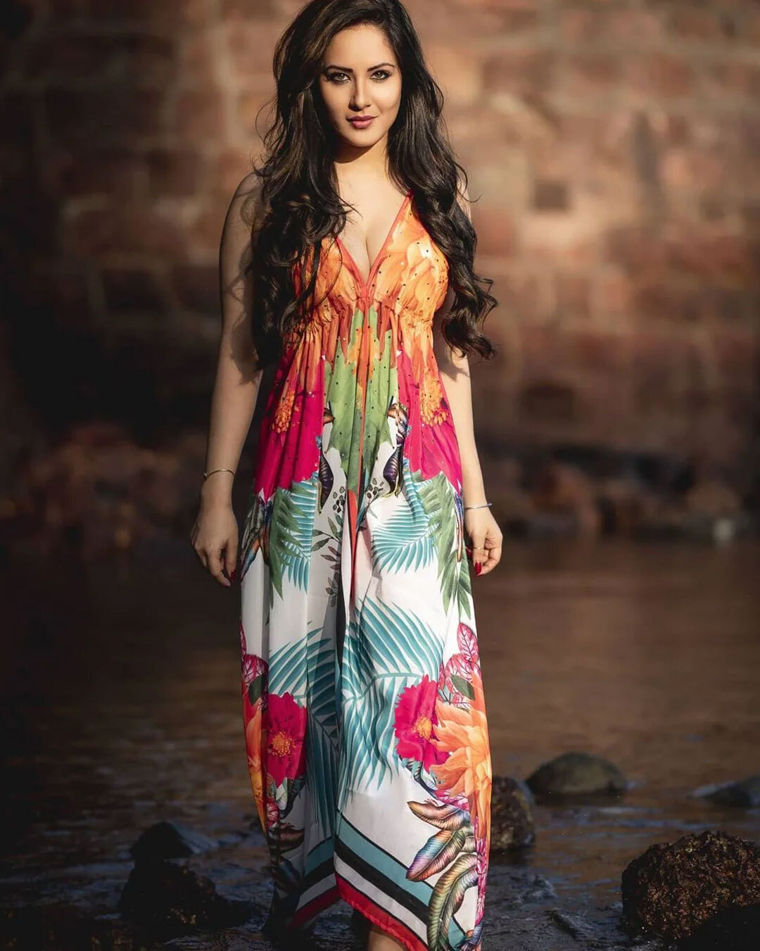 Bold अदाओं के साथ पूजा बनर्जी ने बिखेरा Hotness का जलवा, गोवा वाले बीच से Photos हुईं वायरल