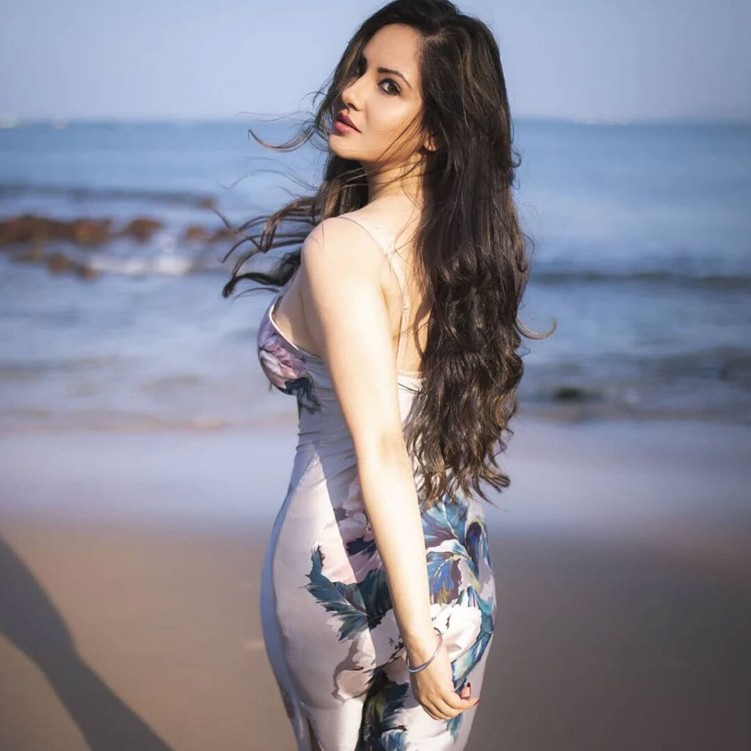 Bold अदाओं के साथ पूजा बनर्जी ने बिखेरा Hotness का जलवा, गोवा वाले बीच से Photos हुईं वायरल